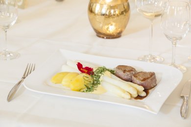 Frischer Spargel aus Region mit Oberstdorfer Rinderfilet und Salzkartoffeln.