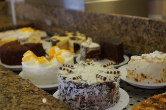 An der Kuchentheke im Mohren Café suchen Sie sich Ihren Lieblingskuchen aus!