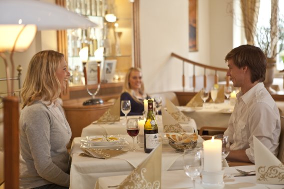 Genuss am Oberstdorfer Marktplatz Im Mohren Restaurant im Hotel Mohren erleben Sie puren Genuss in allen Facetten: Vom Familienfrühstück, über die Mittags-Brotzeit bis zum 6-Gang Galamenü.