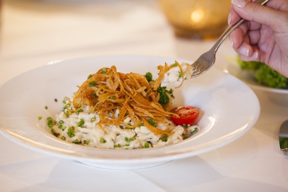 So isst sie der Allgäuer am liebsten: Deftige Kässpatzen mit krossen Röstzwiebeln.