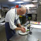 Küchenchef Oliver Class bereitet den Räuberspieß vor
