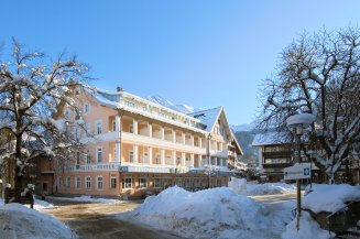 Das traditionsreiche 4-Sterne Hotel befindet sich direkt am idyllischen Marktplatz von Oberstdorf und ist der ideale Ausgangpunkt um in die Berge zu starten. 
Wohnen Sie in stilvollen Zimmern, die mit viel Liebe zum Detail ausgestattet sind. Neben Gratis-Karten für alle Bergbahnen in Oberstdorf/ Kleinwalsertal überzeugt das Hotel mit vielen weiteren Zusatzleistungen!