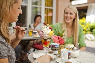 Genießen Sie ein leckeres Eis im Mohren Café in Oberstdorf.