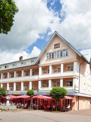 Was gibt es schöneres, als mit einem kühlen Getränk oder einer Kaffeespezialität auf der Sonnenterrasse zu sitzen und das quirlige Treiben auf dem Marktplatz zu beobachten? Auf der Terrasse des Hotel Mohren sitzen Sie in der ersten Reihe und genießen zudem viele Leckereien.