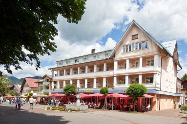 Was gibt es schöneres, als mit einem kühlen Getränk oder einer Kaffeespezialität auf der Sonnenterrasse zu sitzen und das quirlige Treiben auf dem Marktplatz zu beobachten? Auf der Terrasse des Hotel Mohren sitzen Sie in der ersten Reihe und genießen zudem viele Leckereien.