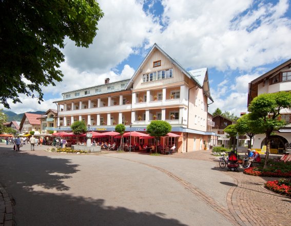 Das Hotel Mohren am Marktplatz Zentral in Oberstdorf gelegen, ist das Hotel Mohren der Ideale Ort für ihren Wander Urlaub oder um einfach mal zu entspannen.