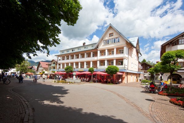 Zentral in Oberstdorf gelegen, ist das Hotel Mohren der Ideale Ort für ihren Wander Urlaub oder um einfach mal zu entspannen.