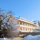 In nur wenigen Minuten zu Fuß vom Hotel Mohren im schönsten Schneeparadies in Oberstdorf. Erleben Sie den Winter zum Skifahren oder Winter wandern bei schönstem Wetter und besten Schnee Verhältnissen.