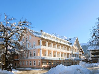 In nur wenigen Minuten zu Fuß vom Hotel Mohren im schönsten Schneeparadies in Oberstdorf. Erleben Sie den Winter zum Skifahren oder Winter wandern bei schönstem Wetter und besten Schnee Verhältnissen.