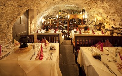 Der Mohren Weinkeller ist über 500 Jahre alt. Im Gewölbe unter dem Hotel in Oberstdorf lagern wahre Weinschätze in einer einzigartigen Atmosphäre.