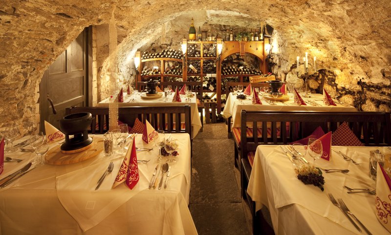 Der Mohren Weinkeller ist über 500 Jahre alt. Im Gewölbe unter dem Hotel in Oberstdorf lagern wahre Weinschätze in einer einzigartigen Atmosphäre.