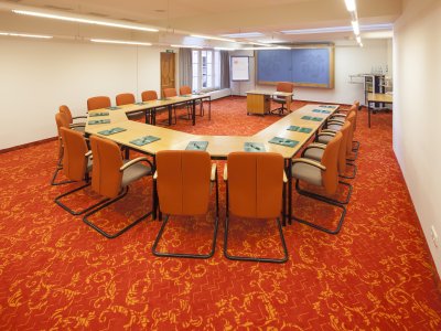Das Hotel Mohren Team bereitet den Tagungsraum optimal für Ihre Veranstaltung vor. Neben der Bereitstellung von professionellem Tagungsequipment werden auch Blöcke und Stifte für die Teilnehmer vorbereitet.