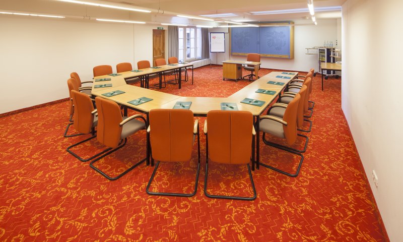 Das Hotel Mohren Team bereitet den Tagungsraum optimal für Ihre Veranstaltung vor. Neben der Bereitstellung von professionellem Tagungsequipment werden auch Blöcke und Stifte für die Teilnehmer vorbereitet.