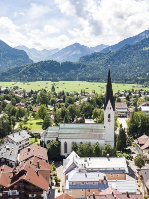 Traumhafter Blick auf die Alpen und das Hotel Mohren mitten in Oberstdorf