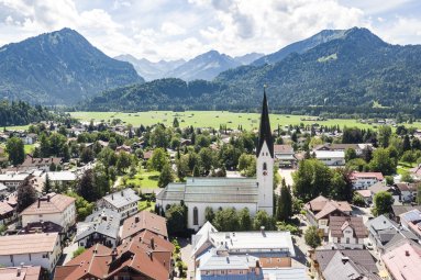 Traumhafter Blick auf die Alpen und das Hotel Mohren mitten in Oberstdorf