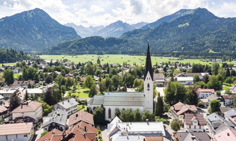 Traumhafter Blick auf die Alpen und das Hotel Mohren mitten in Oberstdorf