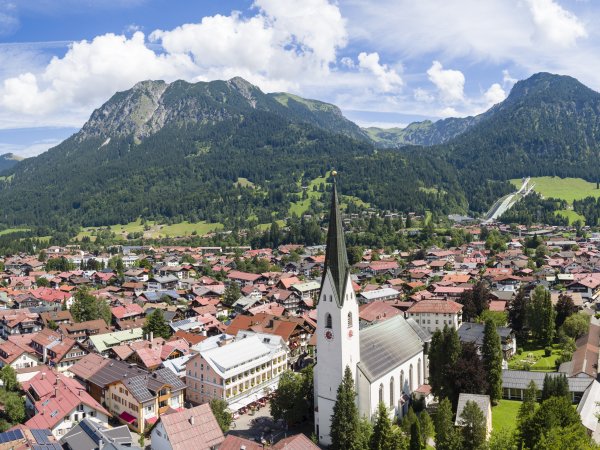 Inmitten der Allgäuer Alpen liegt das Mohren Hotel Oberstdorf in der südlichsten Gemeinde Deutschlands.
