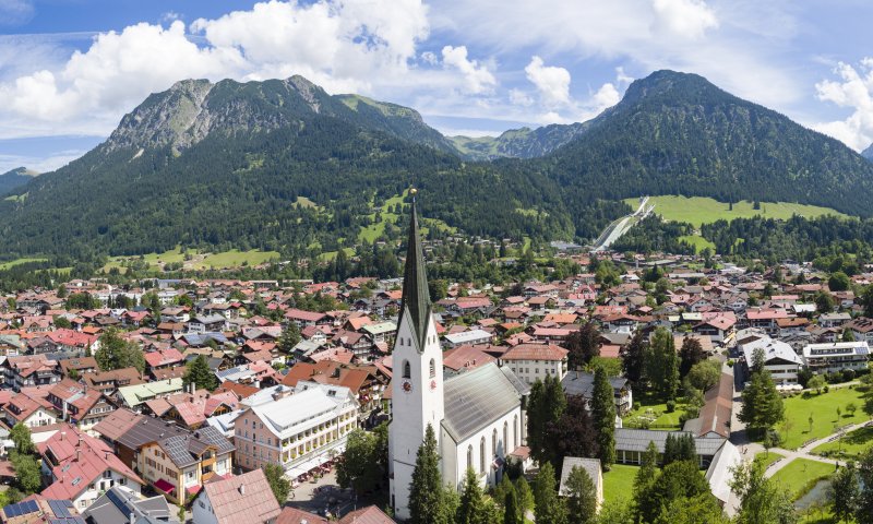 Blick auf das Mohren Hotel Oberstdorf, zentral am Marktplatz gelegen, von oben.