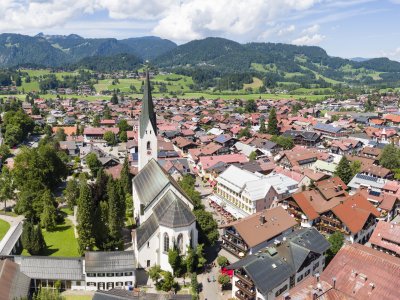 Blick von oben auf Oberstdorf, mit dem Hotel Mohren im Zentrum