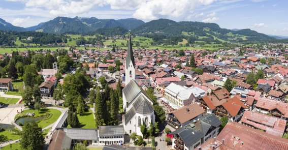 Blick von oben auf Oberstdorf, mit dem Hotel Mohren im Zentrum