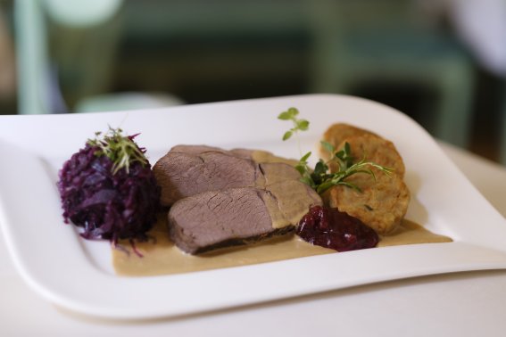 Wildschweinbraten mit Blaukraut und Knödel