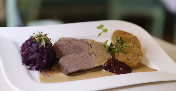Wildschweinbraten mit Blaukraut und Knödel