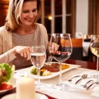 Bei einem Glas Wein und den feinen Gerichten von unserer Speisekarte, genießen Sie Ihren Abend in stilvollem Ambiente des Mohren Restaurant Oberstdorf.