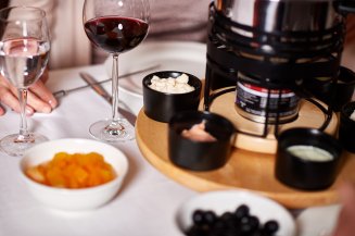 Käsefondue genießen leckeres Käsefondue am Abend im Weinkeller genießen