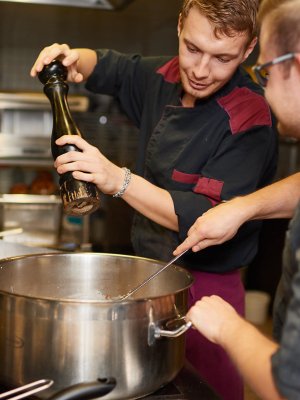Zusammen geht es manchmal einfacher - ein gutes Team versteht sich blind. So auch im Hotel Mohren in Oberstdorf.