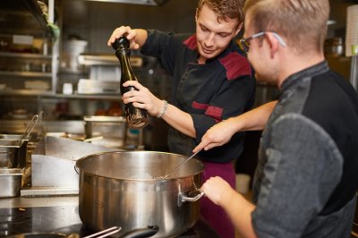 Zusammen geht es manchmal einfacher - ein gutes Team versteht sich blind. So auch im Hotel Mohren in Oberstdorf.