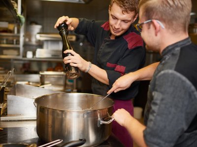 Zusammen geht es manchmal einfacher - ein gutes Team versteht sich blind. So auch im Hotel Mohren in Oberstdorf.