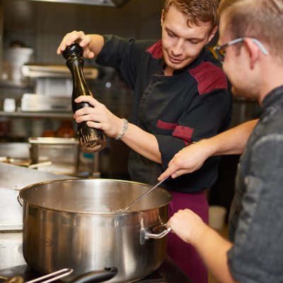Zusammen geht es manchmal einfacher - ein gutes Team versteht sich blind. So auch im Hotel Mohren in Oberstdorf.