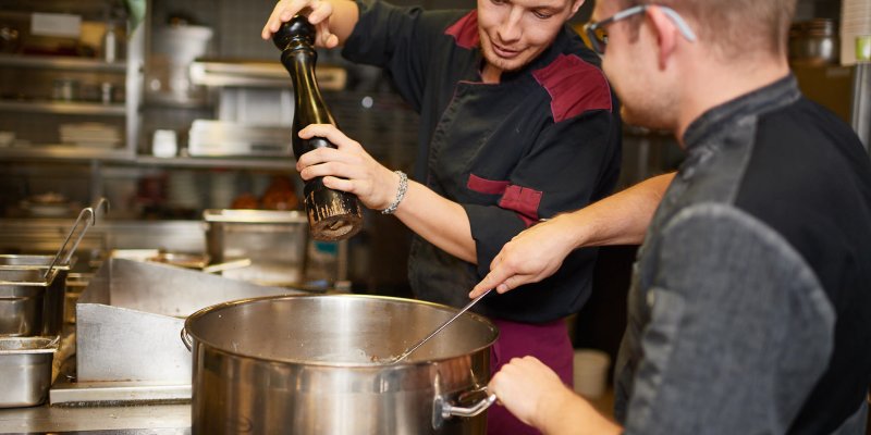 Zusammen geht es manchmal einfacher - ein gutes Team versteht sich blind. So auch im Hotel Mohren in Oberstdorf.