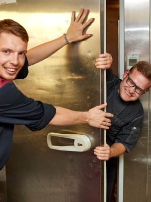 Na, wer will denn da den Koch einsperren? Spaß bei der Arbeit im Hotel Mohren in Oberstdorf.