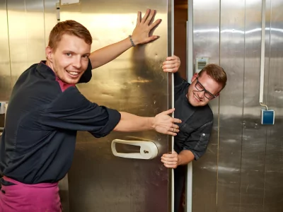 Na, wer will denn da den Koch einsperren? Spaß bei der Arbeit im Hotel Mohren in Oberstdorf.