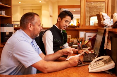 Im 4 Sterne Hotel Mohren werden die Auszubildenden höchstpersönlich vom Hoteldirektor André Brandt eingelernt. Die Ausbildung wurde auch mit dem Titel best place to learn ausgezeichnet und steht für eine hochwertige Lehrzeit.