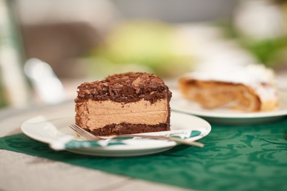 Stück Kuchen im Café des Mohren Restaurant Oberstdorf Genießen Sie ein Stück hausgemachten Kuchen im Mohren Restaurant Oberstdorf.