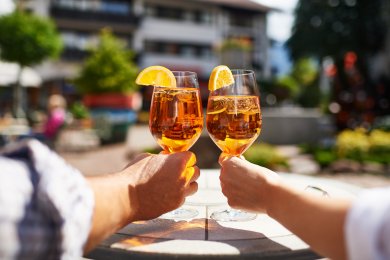 Mit einem Aperol auf den Urlaub anstoßen