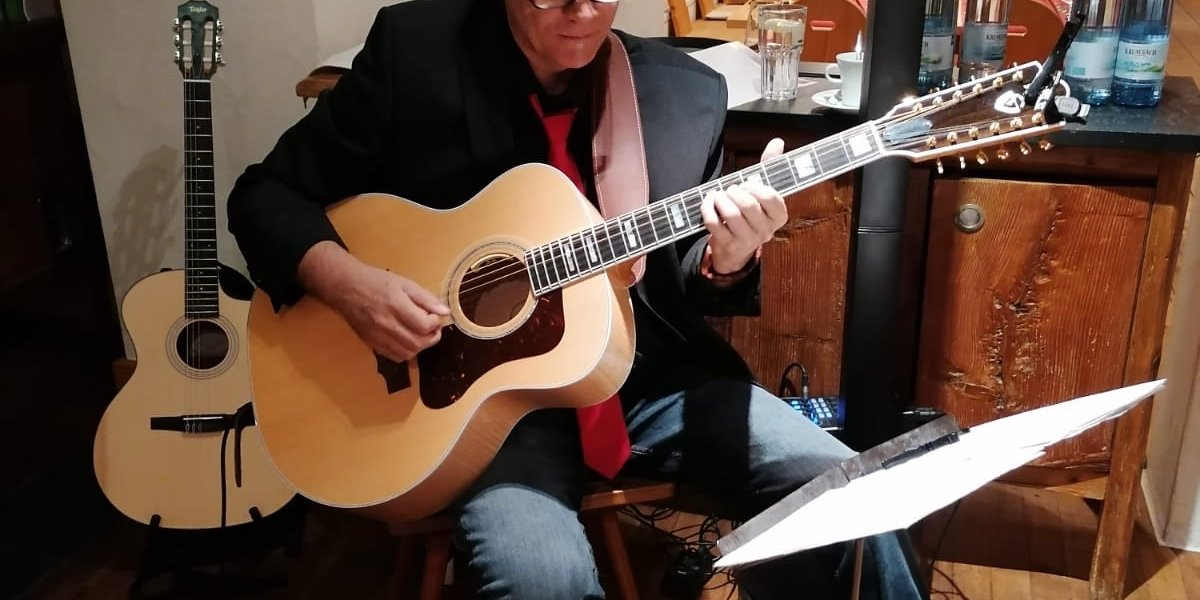 Karlheinz Hornung begleitet das Abendessen