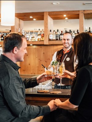 Stoßen Sie mit uns und Ihrem leckeren Drink auf Ihren wohlverdienten Urlaub in den Allgäuer Alpen an!