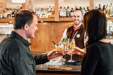 Stoßen Sie mit uns und Ihrem leckeren Drink auf Ihren wohlverdienten Urlaub in den Allgäuer Alpen an!