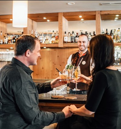 Stoßen Sie mit uns und Ihrem leckeren Drink auf Ihren wohlverdienten Urlaub in den Allgäuer Alpen an!