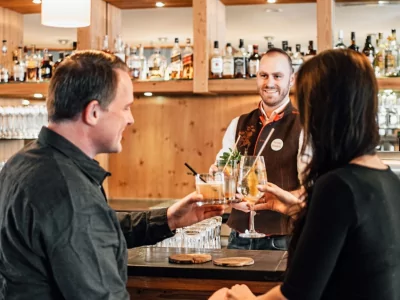Stoßen Sie mit uns und Ihrem leckeren Drink auf Ihren wohlverdienten Urlaub in den Allgäuer Alpen an!
