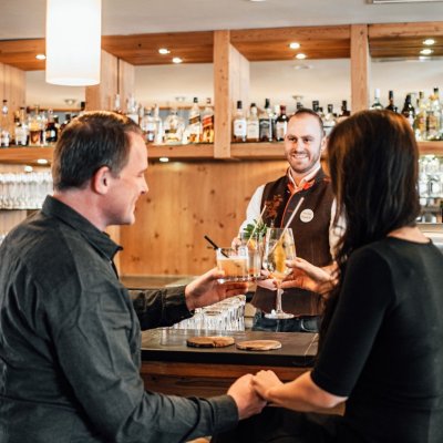 Stoßen Sie mit uns und Ihrem leckeren Drink auf Ihren wohlverdienten Urlaub in den Allgäuer Alpen an!