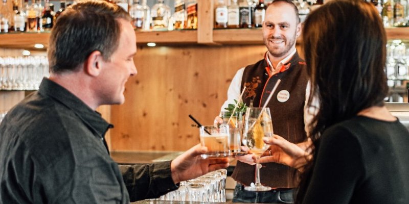 Anstoßen auf den genussvollen Urlaub Stoßen Sie mit uns und Ihrem leckeren Drink auf Ihren wohlverdienten Urlaub in den Allgäuer Alpen an!