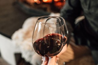 Ein gemütlicher Abend vor dem Kamin, dazu ein Glas Rotwein, was braucht man mehr? Warme, gemütliche Abendstunden vor dem Kamin zu zweit