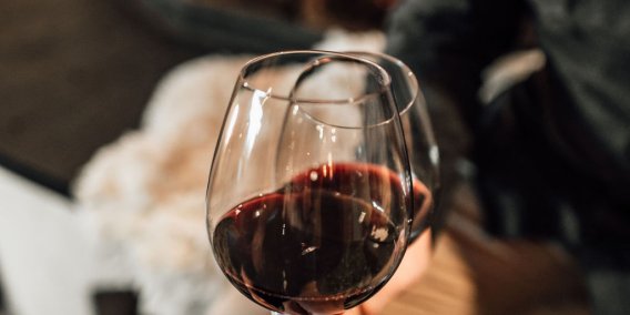 Ein gemütlicher Abend vor dem Kamin, dazu ein Glas Rotwein, was braucht man mehr?