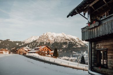 Blick aus dem Hotel in die winterlich verschneiten Alpen