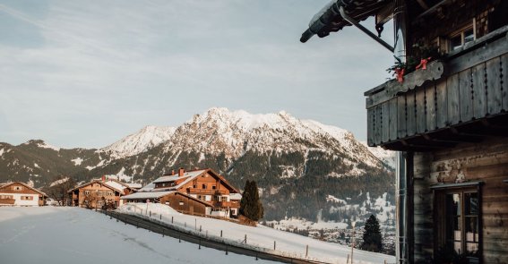 Blick aus dem Hotel in die winterlich verschneiten Alpen