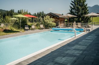 Entspannte Stunden verbringt man im Sommerurlaub im Hotel Oberstdorf am Pool